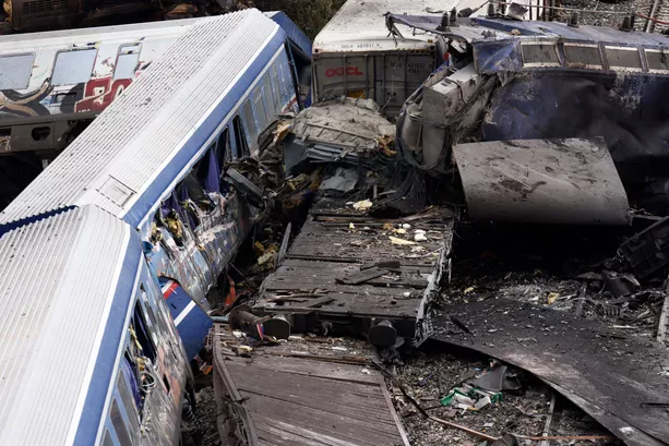 Kreikassa sattuneessa junaturmassa on kuollut ainakin 36 ihmistä ja loukkaantunut lähes sata.